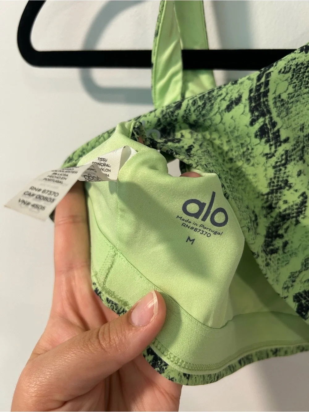 ALO Yoga Vapor Snakeskin Sports Bra Neon Lime Size Medium
